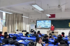 科技之光耀童心，VR视界启新程 ——“管”爱童行青年志愿者宣讲团走进学府小学